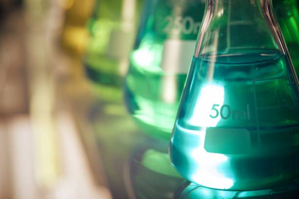 Contrôle de conformité d'huile CBD avec certificat d'analyse et plante de chanvre dans un contexte de vérification qualité